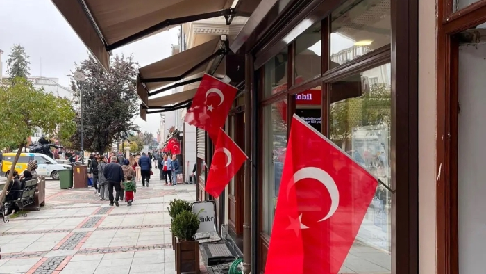 SARAÇLAR VE ÇİLİNGİRLER CADDELERİ AL BAYRAKLA DONATILDI